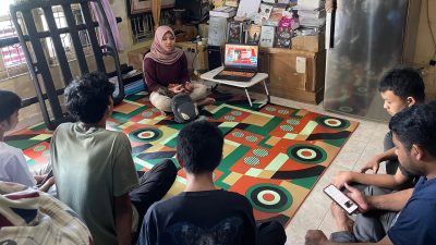 Suasana Diskusi Mingguan yang dilaksanakan di Komunitas Seni Kuflet Padangpanjang, Sabtu (01/11/2025).