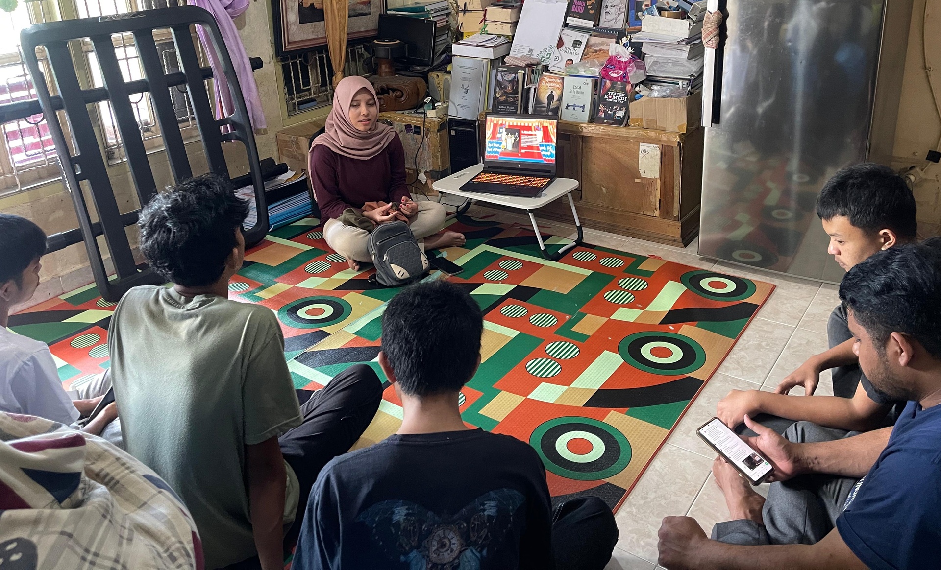 Suasana Diskusi Mingguan yang dilaksanakan di Komunitas Seni Kuflet Padangpanjang, Sabtu (01/11/2025).