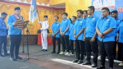 Ketua KNPI Sumbar Nanda Satriya saat melantik  Ketua DPD KNPI Pasaman Barat Rizki Aulia dan jajaran kepengurusan.