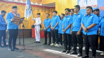 Ketua KNPI Sumbar Nanda Satriya saat melantik  Ketua DPD KNPI Pasaman Barat Rizki Aulia dan jajaran kepengurusan.