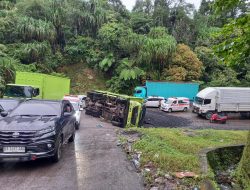 Truk Batu Bara Terguling di Sitinjau Lauik, Jalur Padang–Solok Macet Berjam-jam