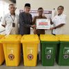 Tanamkan Budaya Peduli Lingkungan, PT Semen Padang Serahkan 16 Tong Sampah Terpilah ke Sekolah dan Masjid Raya Sumbar