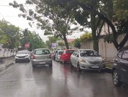 Parkir Liar di Bahu Jalan Sekitar Rumah Sakit Yos Sudarso, Ancaman Serius bagi Akses Gawat Darurat