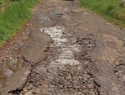 Kondisi Jalan Menuju Bukit Napa dan Simpang Akhirat Memprihatinkan