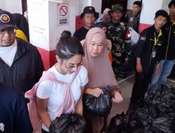 Andre Rosiade Tinjau Posko Pengungsian di Pauh, Serahkan Bantuan dan Pastikan Komitmen Pemerintah Bangun Kembali Infrastruktur Sumbar