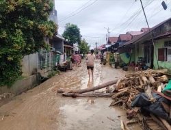 Pagi Menyingkap Kekacauan: Lumpur dan Kayu Berserakan Usai Luapan Sungai di Siteba