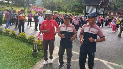 Ketua Palito Tuo Defrial Dt. Bangso Rajo didampingi Syahrial Lubas saat pelaksanaan Senam Sehat di halaman PDIKM Padangpanjang.