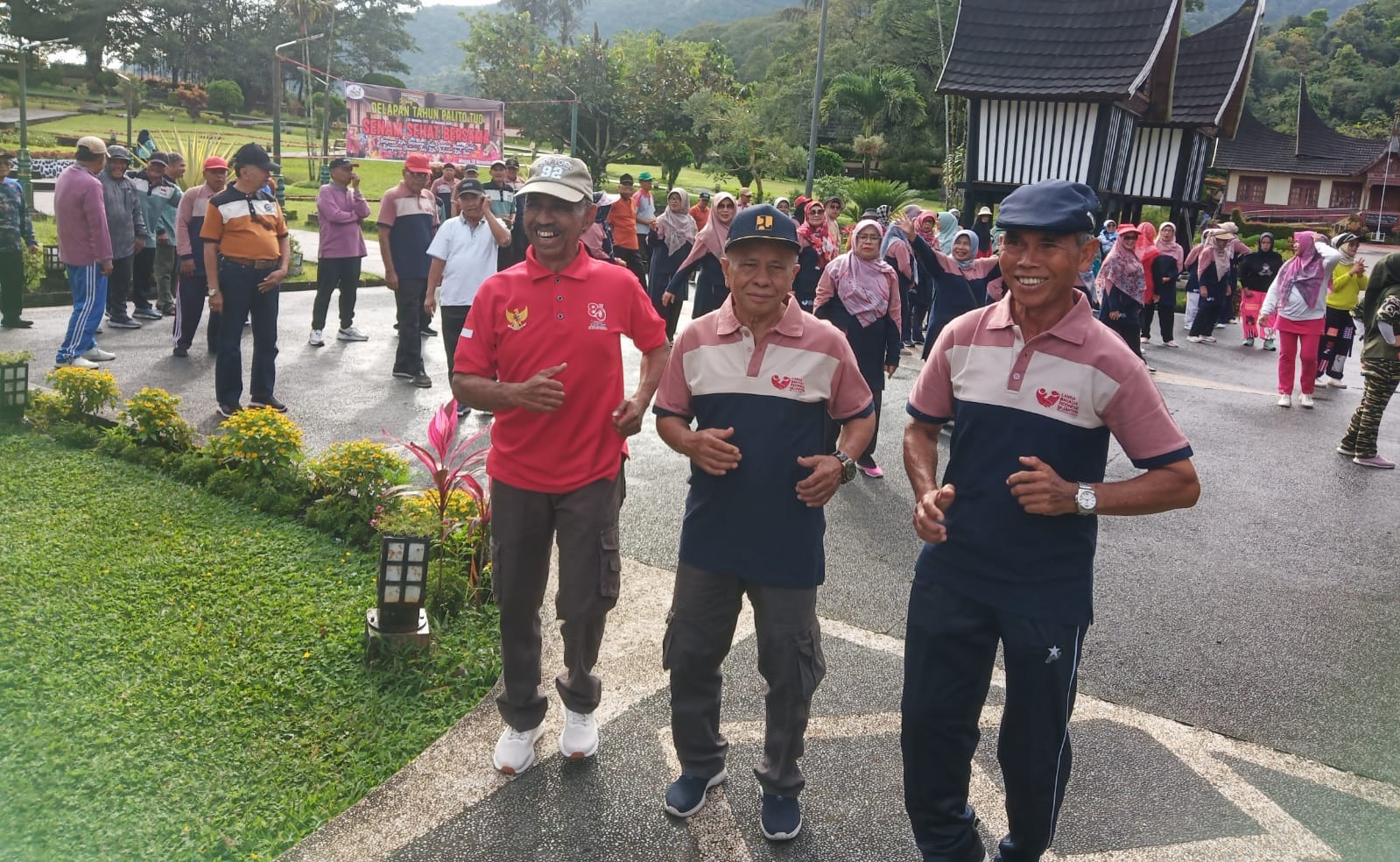 Ketua Palito Tuo Defrial Dt. Bangso Rajo didampingi Syahrial Lubas saat pelaksanaan Senam Sehat di halaman PDIKM Padangpanjang.