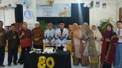 Kepala SMAN 1 Pasaman Suhelpi, S.Pd., M.Si bersama Kacabdin Wilayah VI Sumbar Efri Syahputra, S.Ag. M.Pd dan majelis Guru SMAN 1 Pasaman saat perayaan Hari Guru 2025.