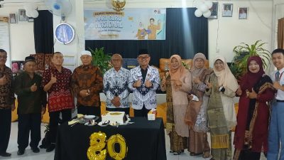 Kepala SMAN 1 Pasaman Suhelpi, S.Pd., M.Si bersama Kacabdin Wilayah VI Sumbar Efri Syahputra, S.Ag. M.Pd dan majelis Guru SMAN 1 Pasaman saat perayaan Hari Guru 2025.