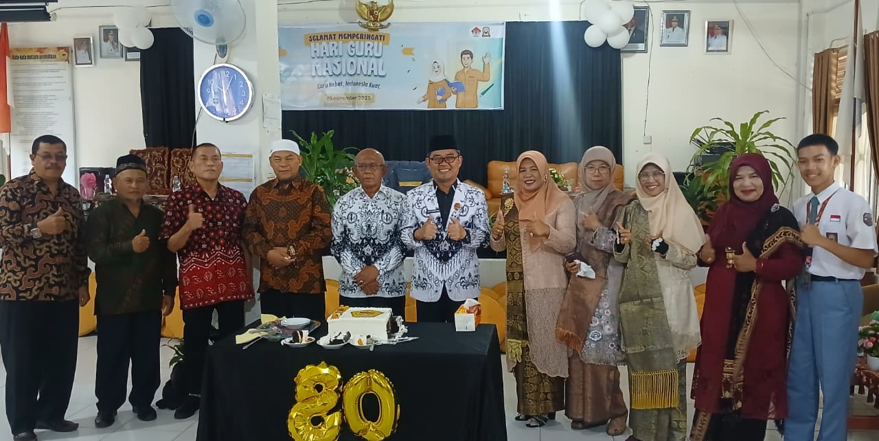 Kepala SMAN 1 Pasaman Suhelpi, S.Pd., M.Si bersama Kacabdin Wilayah VI Sumbar Efri Syahputra, S.Ag. M.Pd dan majelis Guru SMAN 1 Pasaman saat perayaan Hari Guru 2025.