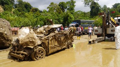 Pencarian korban Galodo di Jembatan Kembar, Kelurahan Silaing Bawah, Kota Padangpanjang, terus dilakukan. Hingga, Minggu (30/11/2025) pukul 21.00 WIB, telah 30 korban meninggal yang ditemukan di sepanjang aliran Batang Anai.