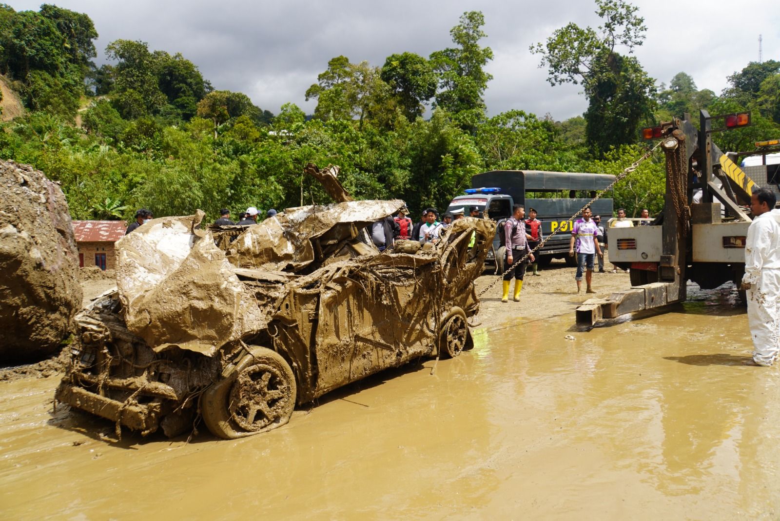 Pencarian korban Galodo di Jembatan Kembar, Kelurahan Silaing Bawah, Kota Padangpanjang, terus dilakukan. Hingga, Minggu (30/11/2025) pukul 21.00 WIB, telah 30 korban meninggal yang ditemukan di sepanjang aliran Batang Anai.