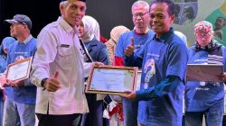 Kepala Dinas Pendidikan dan Kebudayaan Kota Padangpanjang Nasrul saat menyerahkan penghargaan kepada penyanyi dan pencipta lagu Album Anak PAUD, Rabu (26/11/2025).