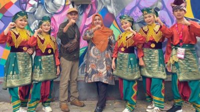 Kepala SMAN 2 Pasaman Nini Mursini, SPd., M.Pd bersama siswa SMAN 2 Pasaman yang berhasil meraih Juara Harapan II FLS3N Tingkat Nasional.