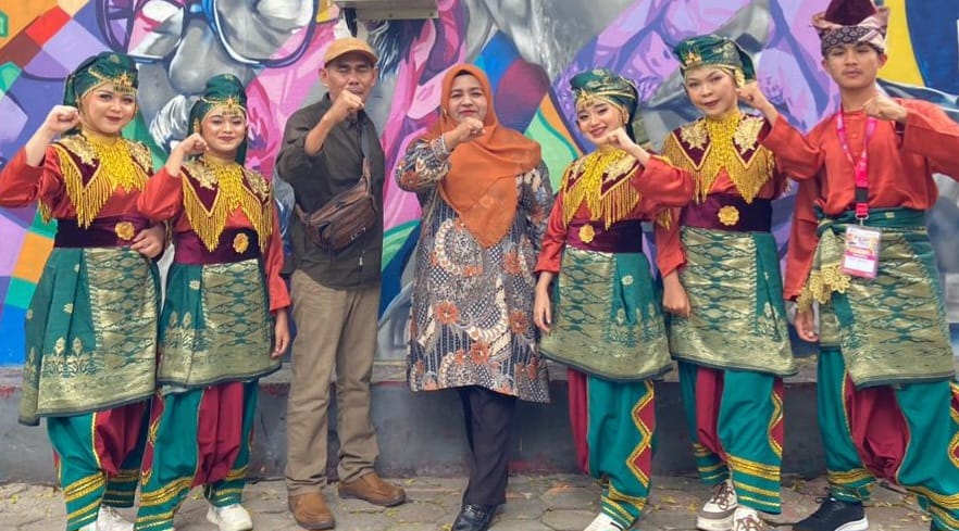 Kepala SMAN 2 Pasaman Nini Mursini, SPd., M.Pd bersama siswa SMAN 2 Pasaman yang berhasil meraih Juara Harapan II FLS3N Tingkat Nasional.