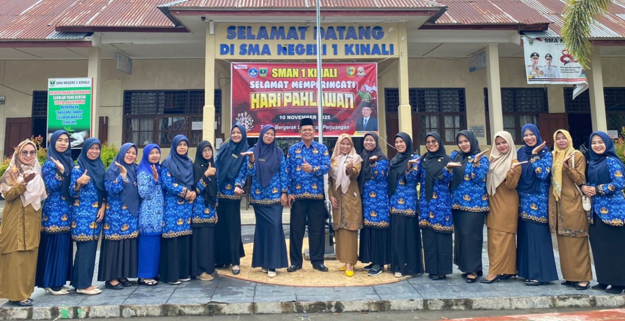 Kepala Sekolah dan Majelis Guru SMAN 1 Kinali usai Peringatan Hari Pahlawan, Senin (10/11/2025).