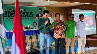 Ketua DPC PKB Kota Padangpanjang Herman Dt. Batuah saat memimpin pembacaan Baiat bagi seluruh pengurus dan kader usai Pendidikan Kader Pertama DPC PKB Kota Padangpanjang, Sabtu (01/11/2025).