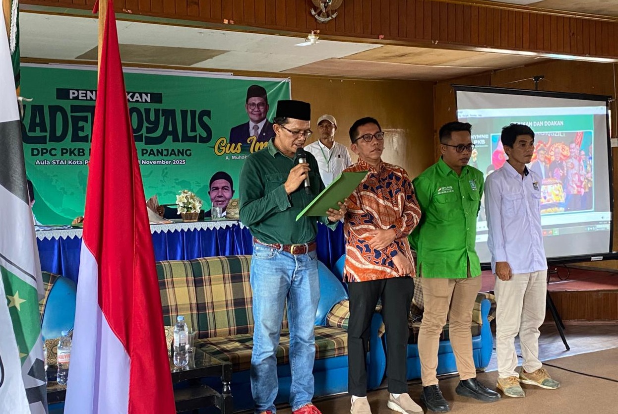 Ketua DPC PKB Kota Padangpanjang Herman Dt. Batuah saat memimpin pembacaan Baiat bagi seluruh pengurus dan kader usai Pendidikan Kader Pertama DPC PKB Kota Padangpanjang, Sabtu (01/11/2025).