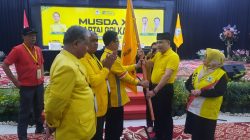 Ketua DPD Partai Golkar Kota Padangpanjang Mahdelmi Dt. Maninjun saat menerima Pataka Partai Golkar usai pelaksanaan Musda XI DPD Partai Golkar Kota Padangpanjang, Minggu (16/11/2025).