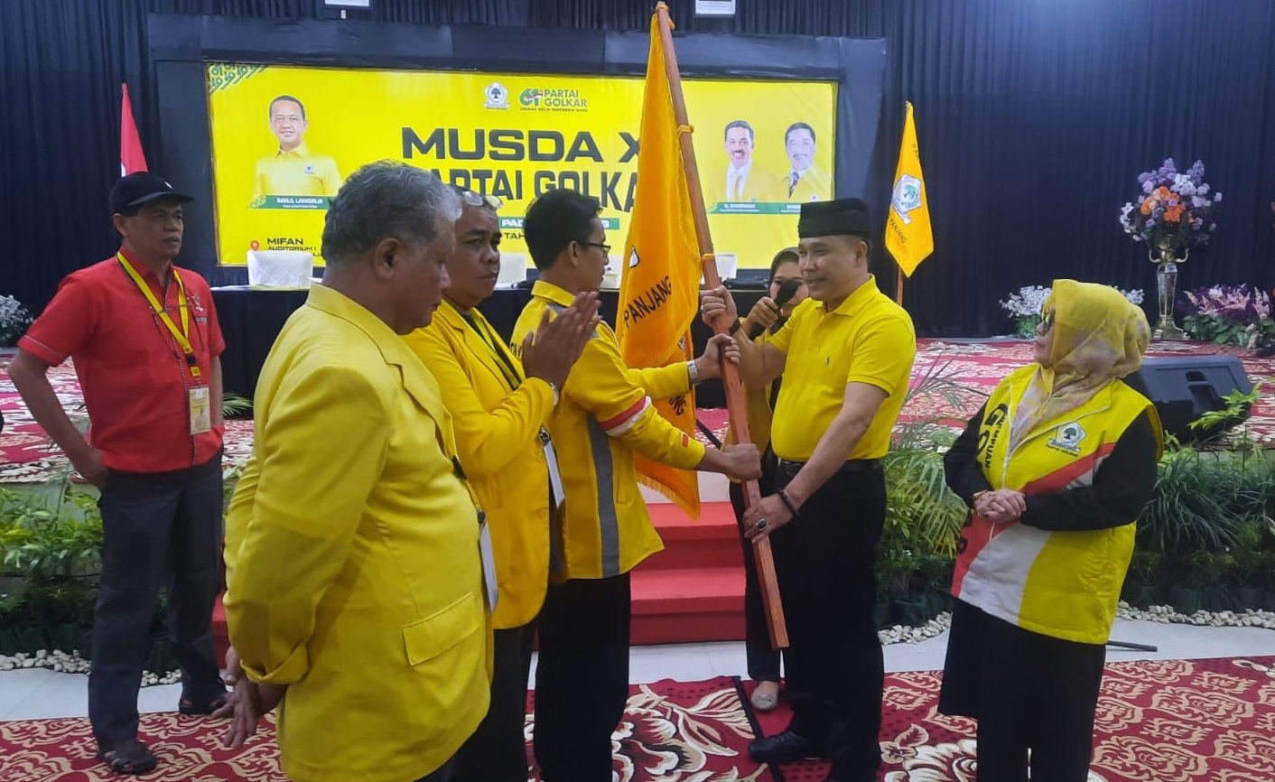 Ketua DPD Partai Golkar Kota Padangpanjang Mahdelmi Dt. Maninjun saat menerima Pataka Partai Golkar usai pelaksanaan Musda XI DPD Partai Golkar Kota Padangpanjang, Minggu (16/11/2025).        