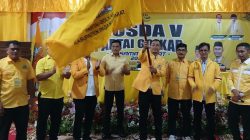 Ketua DPD Partai Golkar Pasaman Barat Dirwansyah saat mengibarkan Pataka Partai Golkar usai kembali terpilih sebagai Ketua DPD Partai Golkar, Sabtu (15/11/2025). 