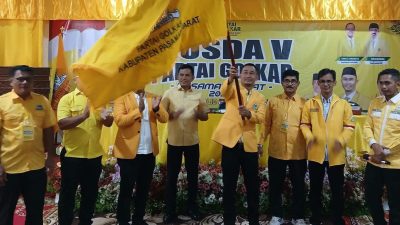 Ketua DPD Partai Golkar Pasaman Barat Dirwansyah saat mengibarkan Pataka Partai Golkar usai kembali terpilih sebagai Ketua DPD Partai Golkar, Sabtu (15/11/2025).