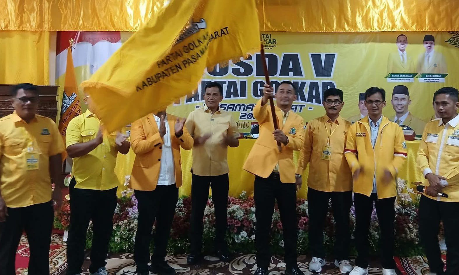 Ketua DPD Partai Golkar Pasaman Barat Dirwansyah saat mengibarkan Pataka Partai Golkar usai kembali terpilih sebagai Ketua DPD Partai Golkar, Sabtu (15/11/2025). 