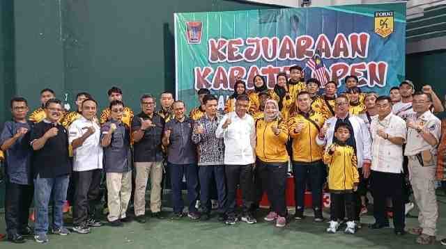 Ketua Forki Sumbar Khairuddin Simajuntak saat pembukaan Kejuaraan Karate Terbuka se-Sumatera di UNP 