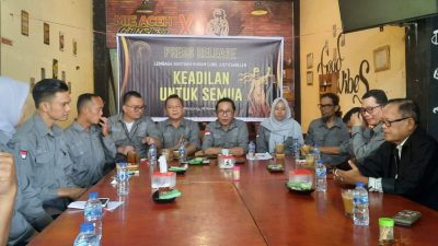 Ketua LBH Justiciabelen Leon Simon Moeclhis didampingi sejumlah Advokad saat melaksanakan Konfrensi Pers di Cafe Om_Bento Padangpanjang, Selasa (18/11/2025).