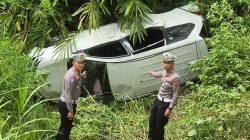 Mobil minibus yang mengalami kecelakaan di Jorong Linjuang Koto Tinggi, Nagari Koto Gaek Guguak, Kecamatan Gunung Talang, Kabupaten Solok