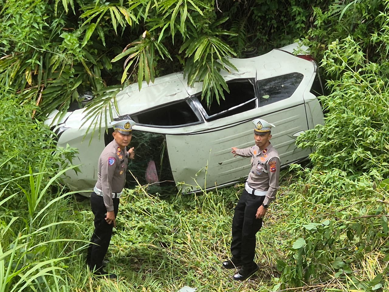 Mobil minibus yang mengalami kecelakaan di Jorong Linjuang Koto Tinggi, Nagari Koto Gaek Guguak, Kecamatan Gunung Talang, Kabupaten Solok