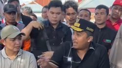 Anggota DPRD Sumbar Ade Putra bersama Wakil Gubernur Sumbar Vasko Ruseimy saat mengunjungi korban bencana di Nagari Sikalang, Sabtu (29/11/2025).