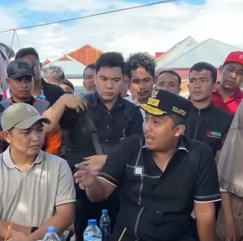 Anggota DPRD Sumbar Ade Putra bersama Wakil Gubernur Sumbar Vasko Ruseimy saat mengunjungi korban bencana di Nagari Sikalang, Sabtu (29/11/2025).