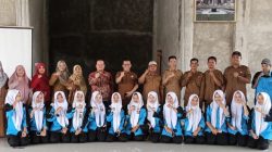 Pegiat Literasi Pasaman Barat Denni Mailizon bersama Kepala SMKN 1 Lembah Malintang Edi Supandri dan peserta sosialisasi dan motivasi membaca kepada siswa dan siswi, Selasa (11/11/2025).