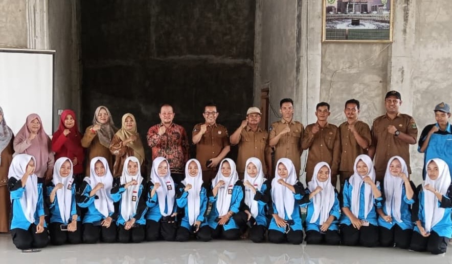 Pegiat Literasi Pasaman Barat Denni Mailizon bersama Kepala SMKN 1 Lembah Malintang Edi Supandri dan peserta sosialisasi dan motivasi membaca kepada siswa dan siswi, Selasa (11/11/2025).