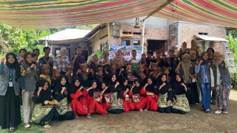 Tim PKM ISI Padangpanjang bersama Kelompok IKM Pincuran Tujuah Nagari Matua Hilia, Kabupaten Agam.