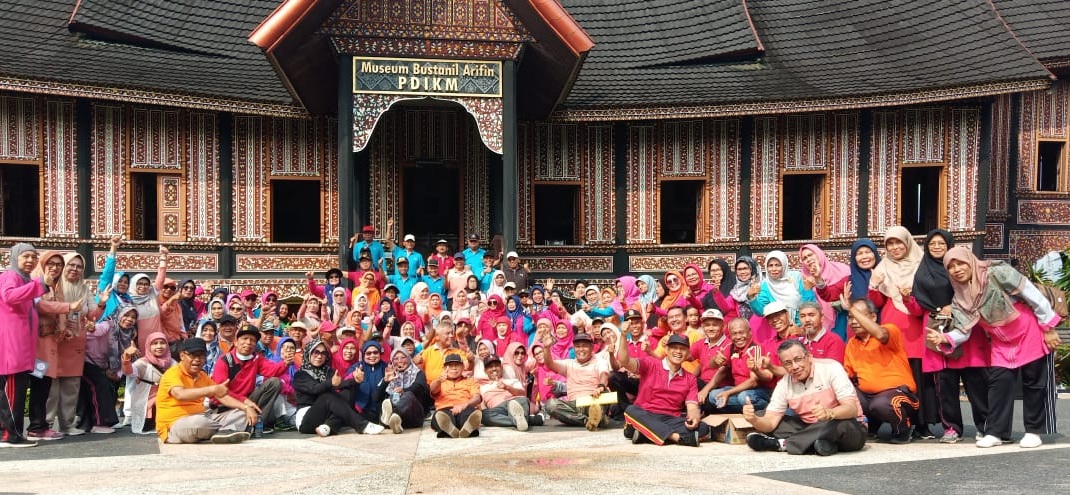 Para Pensiunan ASN Padangpanjang yang tergabung dalam Palito Tuo usai melaksanakan kegiatan olahraga di PDKIM Padangpanjang.