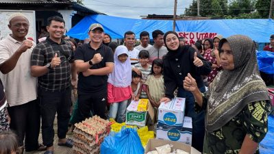 Anggota DPRD Provinsi Sumbar Ade Putra saat menyalurkan bantuan kepada warga di Kecamatan  Sasak Ranah Pasisie, Jum’at (28/11/2025). 