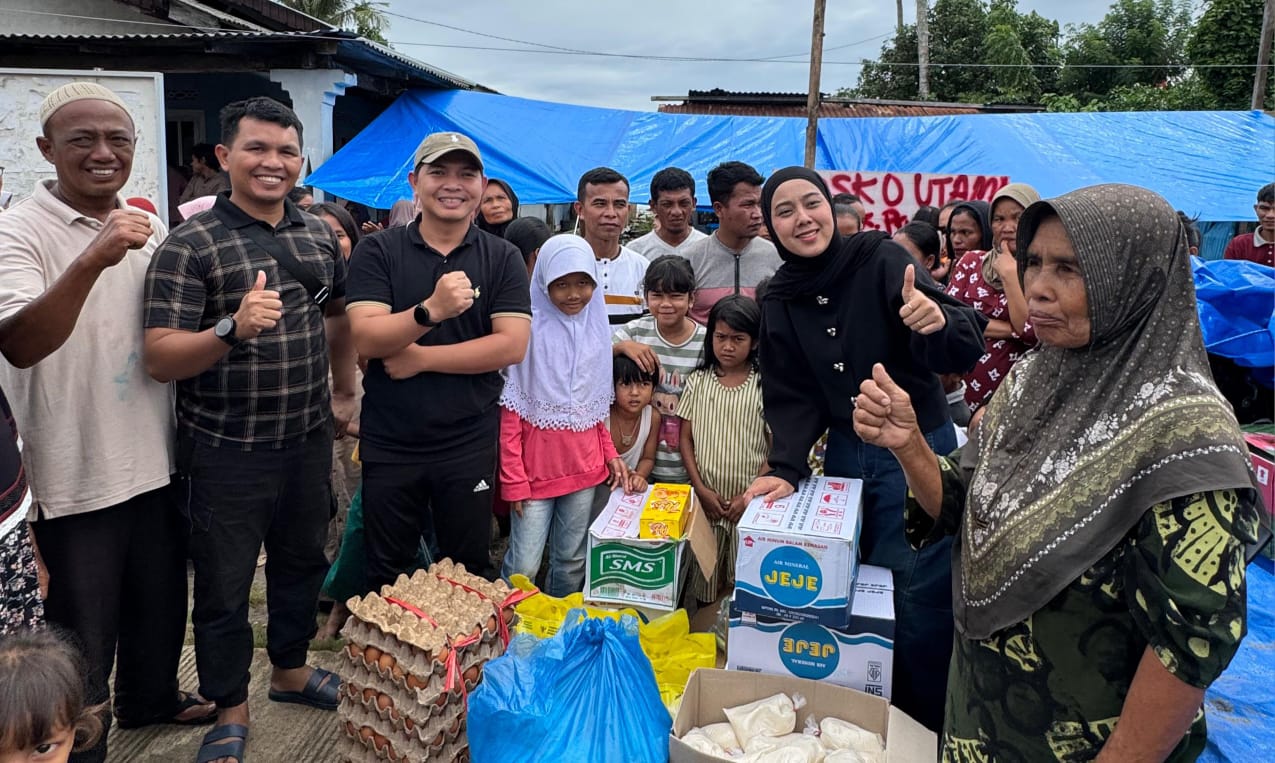 Anggota DPRD Provinsi Sumbar Ade Putra saat menyalurkan bantuan kepada warga di Kecamatan  Sasak Ranah Pasisie, Jum’at (28/11/2025). 