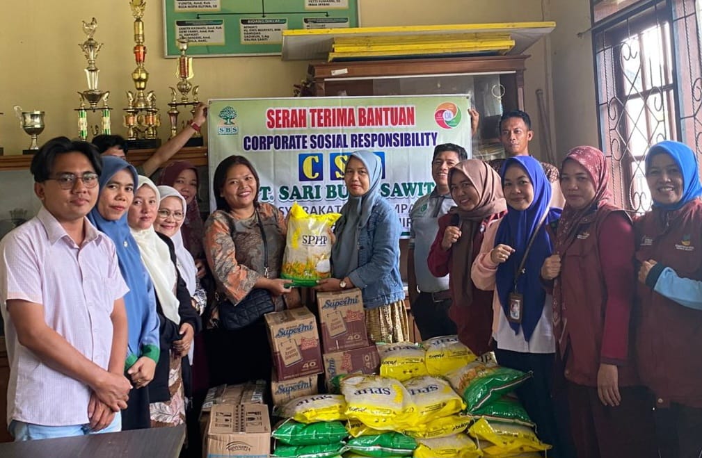 Penyaluran CSR PT. SBS untuk korban terdampak bencana di Kecamatan Kinali, Kabupaten Pasaman Barat, Jum’at (28/11/2025)