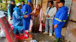 Kepala Dinas Sosial PPKBPPPA Winarno bersama Plt. Lurah Koto Katik, Ryan Afrinaldi saat menyerahkan bantuan kepada warga terdampak angin kencang di Kelurahan Koto Katiak, Minggu (23/11/2025)