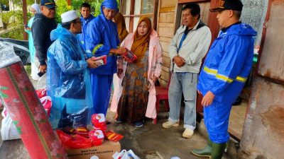 Warga Terdampak Angin Kencang Terima Bantuan