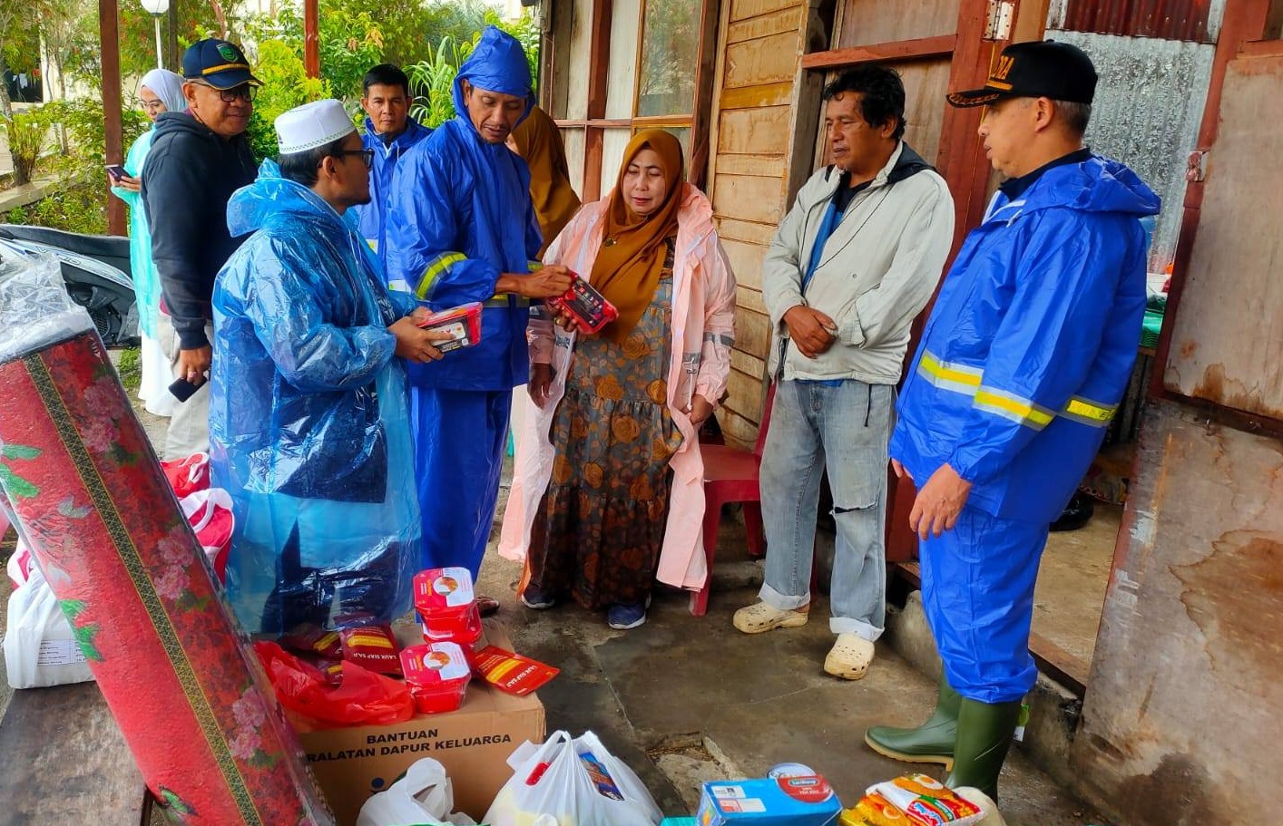 Kepala Dinas Sosial PPKBPPPA Winarno bersama Plt. Lurah Koto Katik, Ryan Afrinaldi saat menyerahkan bantuan kepada warga terdampak angin kencang di Kelurahan Koto Katiak, Minggu (23/11/2025)