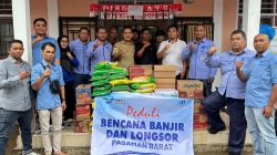 Kepala Bank Nagari Cabang Simpang Empat Herial Syahyubandi saat menyerahkan bantuan kepada Kepala Dinas Sosial Pasaman Barat Randy Hendrawan, Rabu (26/11/2025).