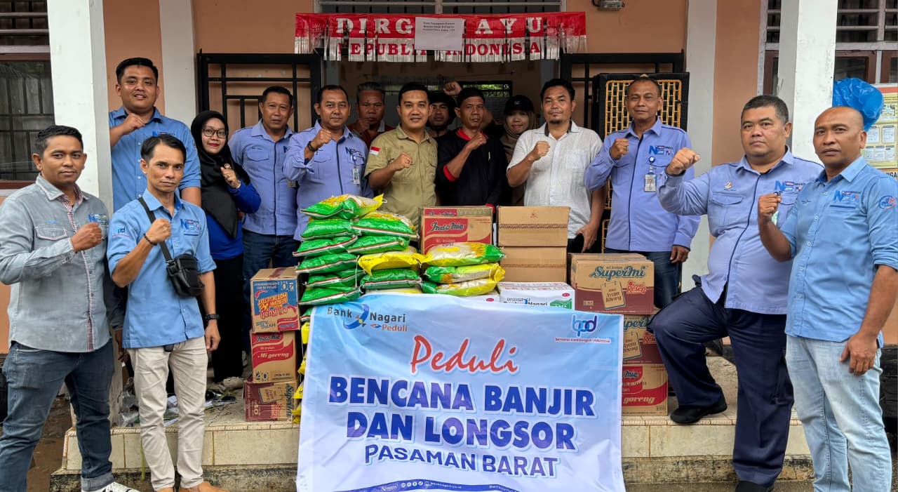 Kepala Bank Nagari Cabang Simpang Empat Herial Syahyubandi saat menyerahkan bantuan kepada Kepala Dinas Sosial Pasaman Barat Randy Hendrawan, Rabu (26/11/2025).