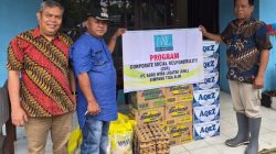Direktur PT. AWL Simpang Tiga Alin A.K Syahrurudi menyerahkan bantuan CSR kepada Camat Gunung Tuleh Halomoan dan juga Posko Batang Saman.
