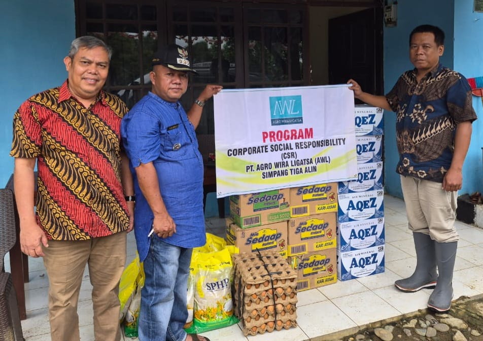 Direktur PT. AWL Simpang Tiga Alin A.K Syahrurudi menyerahkan bantuan CSR kepada Camat Gunung Tuleh Halomoan dan juga Posko Batang Saman.