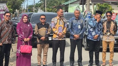 Direktur Operasional Bank Nagari Zilfa Efrizon, Ketua DPRD Pasaman Barat Dirwansyah, Staf Ahli Bupati Bidang Ekonomi dan Pembangunan Joni Hendri saat peresmian Kantor Capem Ranah Batahan, Kamis (20/11/2025)