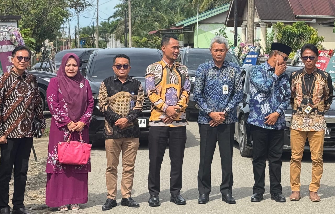 Direktur Operasional Bank Nagari Zilfa Efrizon, Ketua DPRD Pasaman Barat Dirwansyah, Staf Ahli Bupati Bidang Ekonomi dan Pembangunan Joni Hendri saat peresmian Kantor Capem Ranah Batahan, Kamis (20/11/2025)